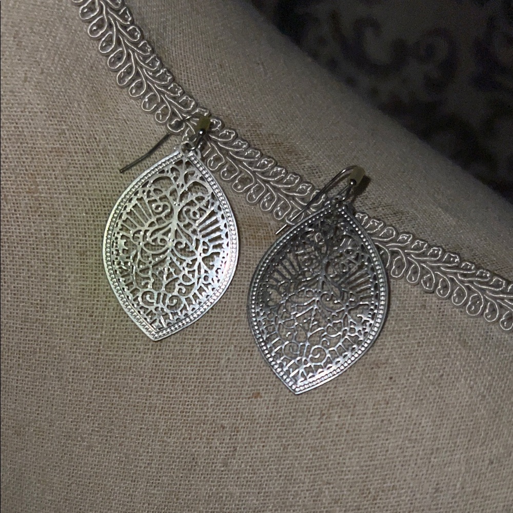 It's Sense Silver Filigree Leaf Dangle Earrings